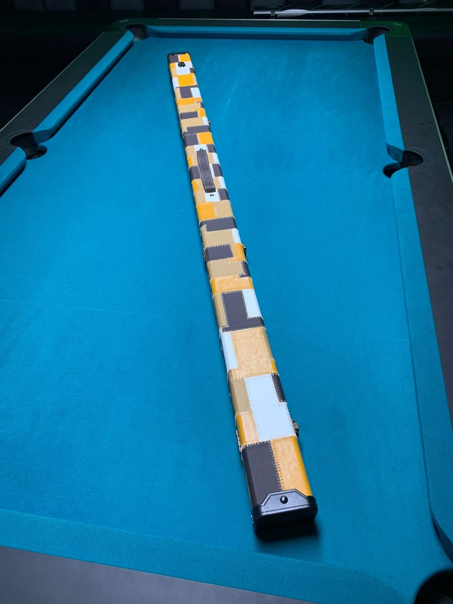 Baize Master 1 Piece 2 Slot Deluxe PATCH WORK Plastic Ends Case + Metal Badge + Embossed Handle - Gold