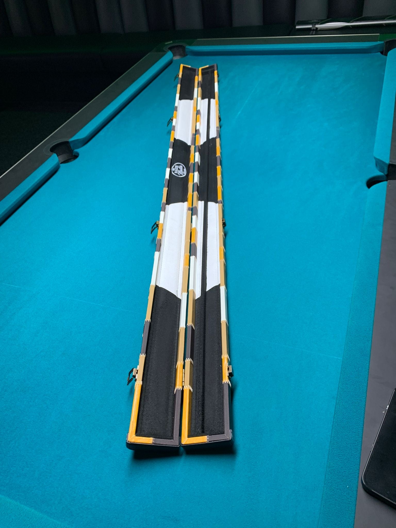 Baize Master 1 Piece 2 Slot Deluxe PATCH WORK Plastic Ends Case + Metal Badge + Embossed Handle - Gold