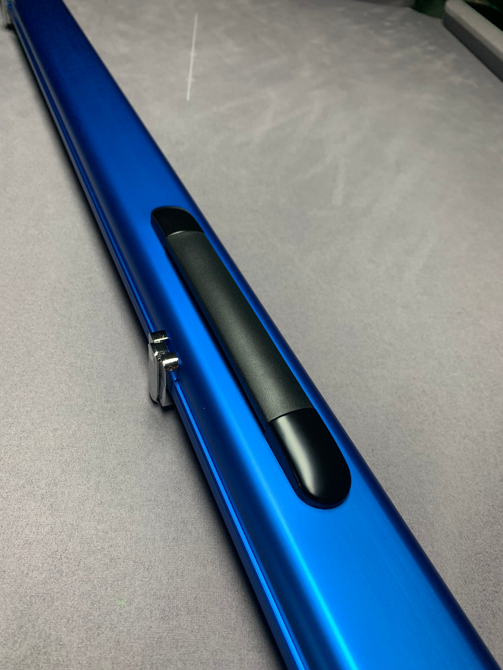 BAIZE MASTER SATIN LINE 1PC LUXURY ALUMINIUM CUE CASE - HOLDS 2 X 1PC CUES - ELECTRIC BLUE