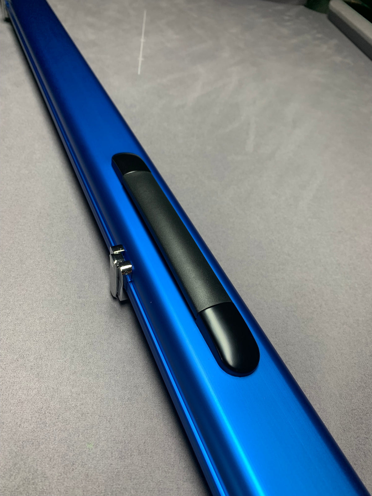 BAIZE MASTER SATIN LINE 1PC LUXURY ALUMINIUM CUE CASE - HOLDS 2 X 1PC CUES - ELECTRIC BLUE