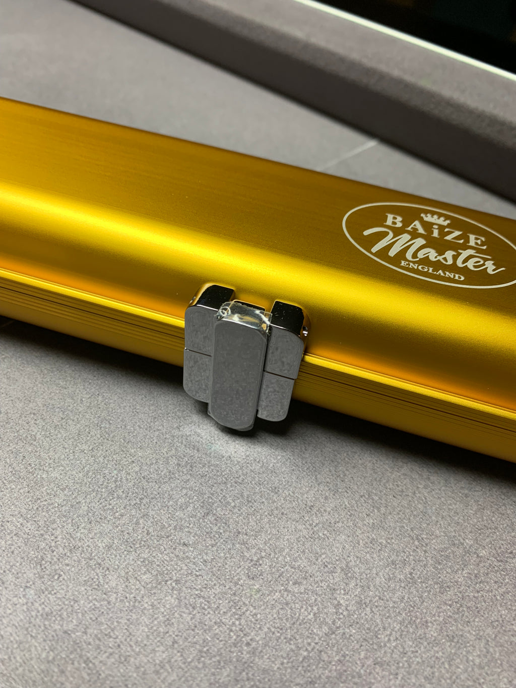 BAIZE MASTER SATIN LINE 1PC LUXURY ALUMINIUM CUE CASE - HOLDS 2 X 1PC CUES - GOLD