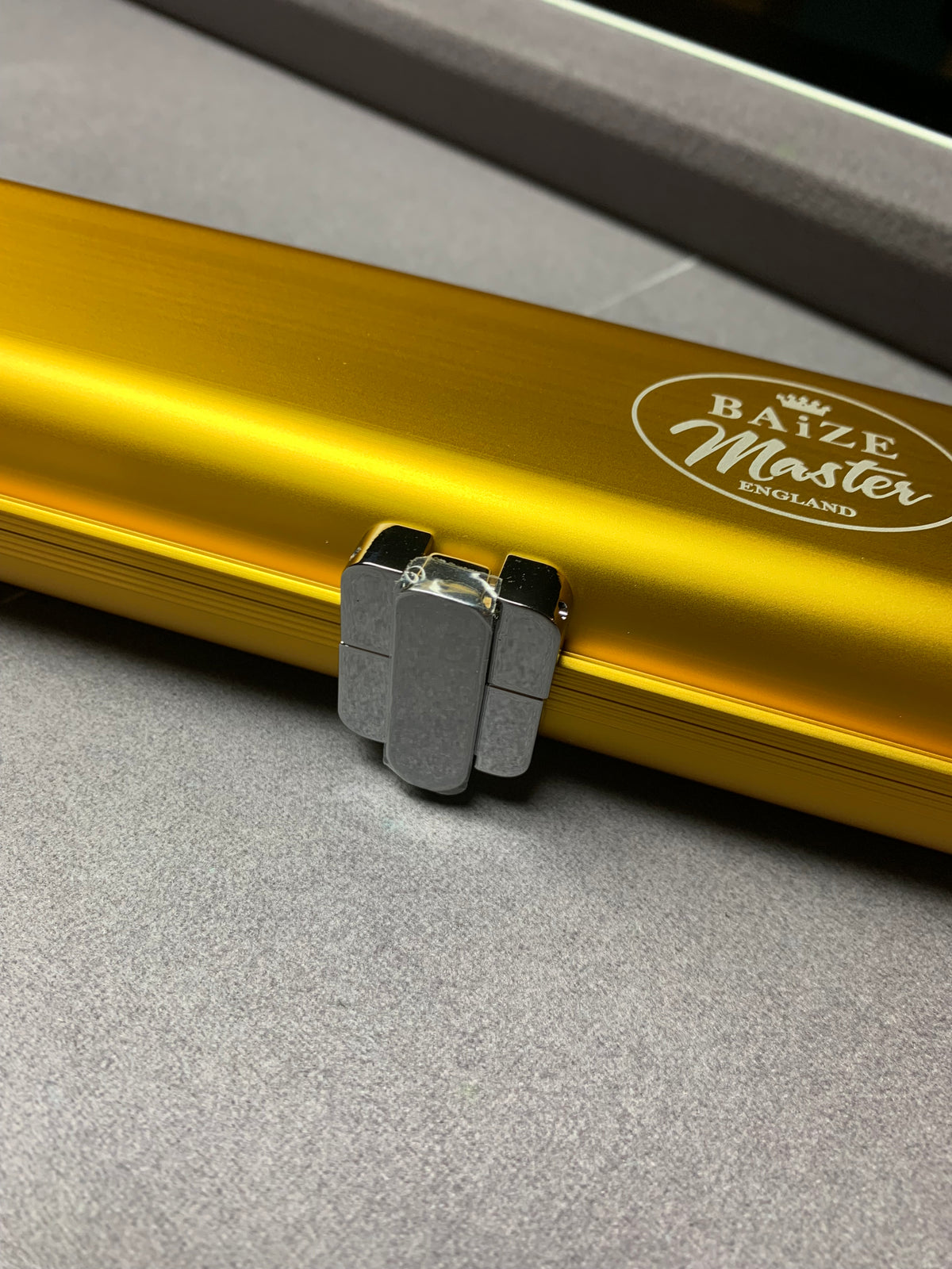 BAIZE MASTER SATIN LINE 1PC LUXURY ALUMINIUM CUE CASE - HOLDS 2 X 1PC CUES - GOLD
