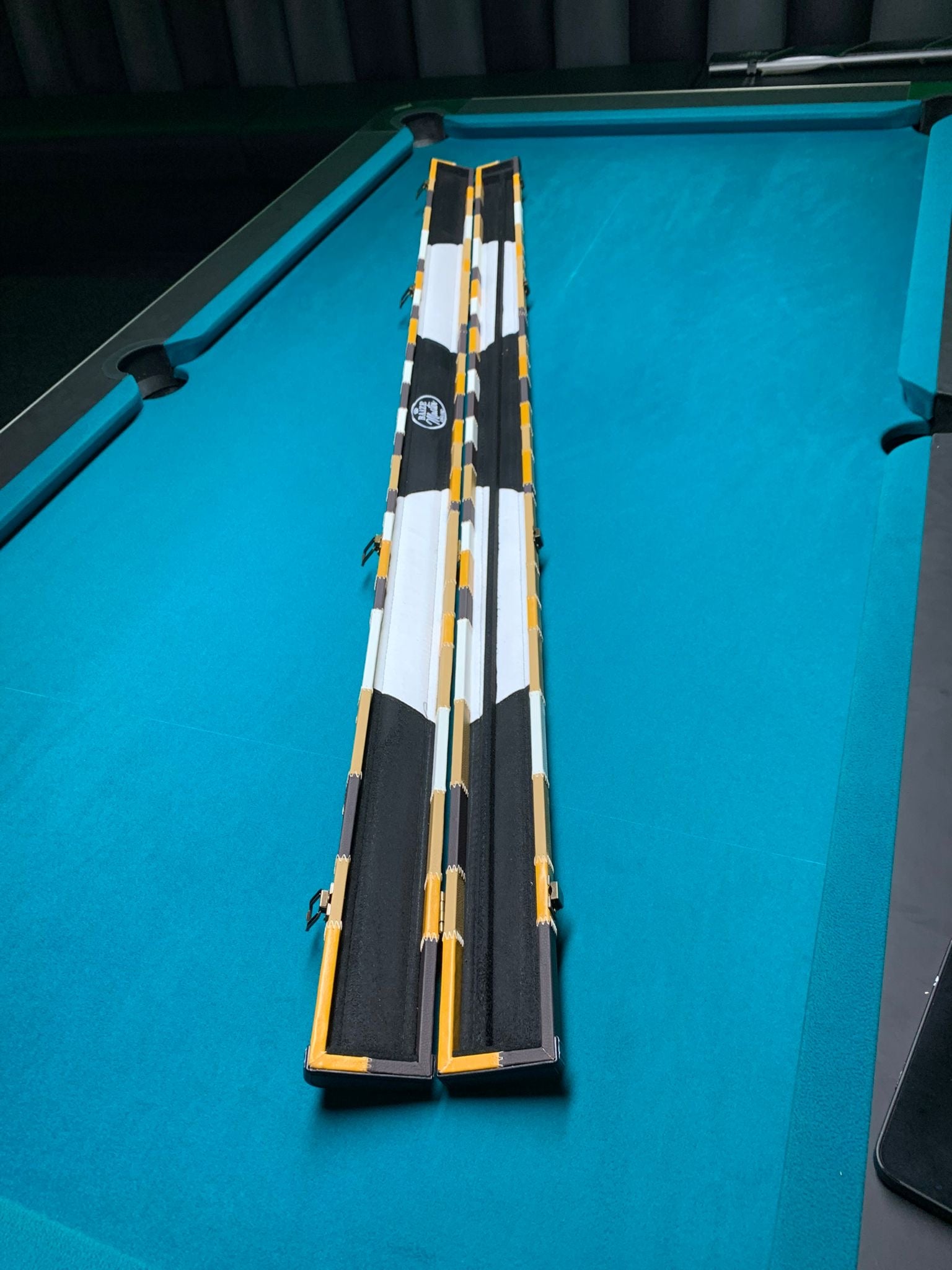 Baize Master 1 Piece 2 Slot Deluxe PATCH WORK Plastic Ends Case + Metal Badge + Embossed Handle - Gold